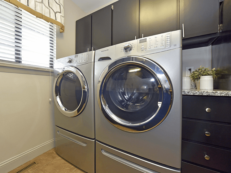 apartment with Washer/Dryer